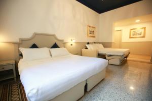 A bed or beds in a room at Duelle Vatican Suite