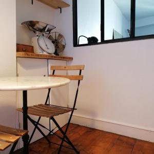 a table and chairs in a room with a window at Dormir à la Rochelle 2 - 50m2 - 1 chambre in La Rochelle