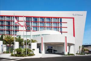 um hotel com uma bandeira americana em frente em The Daytona, Autograph Collection em Daytona Beach