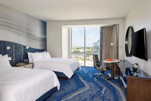 ein Hotelzimmer mit 2 Betten und einem Fenster in der Unterkunft The Daytona, Autograph Collection in Daytona Beach