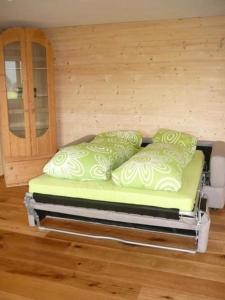 uma cama num quarto com uma parede de madeira em Hof Quadra 