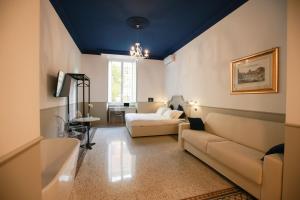 A seating area at Duelle Vatican Suite