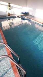 una piscina de agua azul en un edificio en Al Colombajo, en Intragna