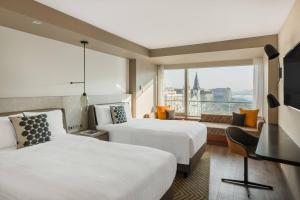 ein Hotelzimmer mit 2 Betten und einem Fenster in der Unterkunft Budapest Marriott Hotel in Budapest