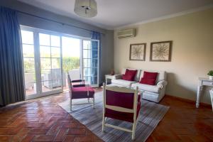 ヴィラモウラにあるCegonha Country Clubのリビングルーム(ソファ、椅子2脚付)