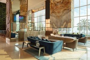 - un salon avec des canapés bleus et une cheminée dans l'établissement JW Marriott Hotel Lima, à Lima