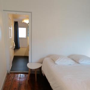 - une chambre avec un lit, une table et une fenêtre dans l'établissement Dormir à la Rochelle 2 - 50m2 - 1 chambre, à La Rochelle