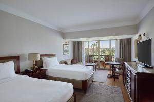 TV a/nebo společenská místnost v ubytování Marriott Mena House, Cairo