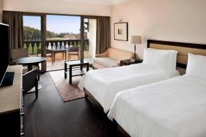 Postel nebo postele na pokoji v ubytování Marriott Mena House, Cairo