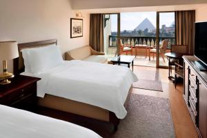 Postel nebo postele na pokoji v ubytování Marriott Mena House, Cairo