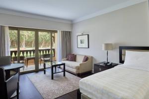 Postel nebo postele na pokoji v ubytování Marriott Mena House, Cairo