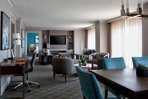 um quarto com uma sala de estar com uma sala de jantar em Indianapolis Marriott Downtown em Indianápolis
