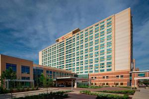 a large office building with a lot of windows at Indianapolis Marriott Downtown in Indianapolis