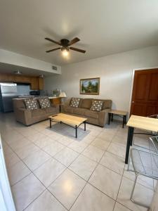 ein Wohnzimmer mit einem Sofa und einem Tisch in der Unterkunft Garden Inn and Suites Fresno in Fresno