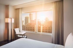 Habitación de hotel con cama y ventana en Indianapolis Marriott Downtown en Indianápolis
