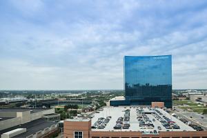 ein großes Gebäude mit Autos auf einem Parkplatz in der Unterkunft Indianapolis Marriott Downtown in Indianapolis