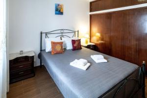 ein Schlafzimmer mit einem Bett mit zwei Handtüchern darauf in der Unterkunft Rustic Old Town - T3 in Albufeira
