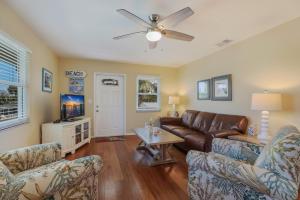 Et tv og/eller underholdning på Island Hideaway East: 5 Minute Walk to Beach, Private Pool by Anna Maria Life Vacation Rentals