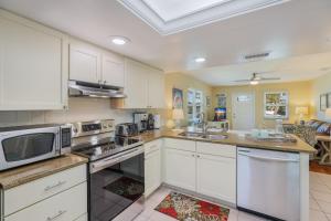 Køkken eller tekøkken på Island Hideaway East: 5 Minute Walk to Beach, Private Pool by Anna Maria Life Vacation Rentals