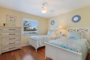 En eller flere senge i et værelse på Island Hideaway East: 5 Minute Walk to Beach, Private Pool by Anna Maria Life Vacation Rentals + 18 billeder