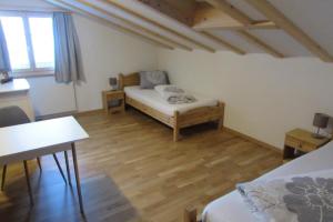 um quarto com 2 camas e piso em madeira em Wis Stein em Stein
