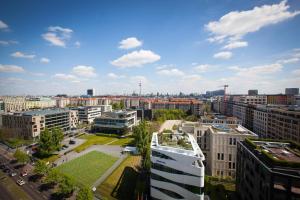 uma vista aérea de uma cidade com edifícios altos em Berlin Marriott Hotel em Berlim