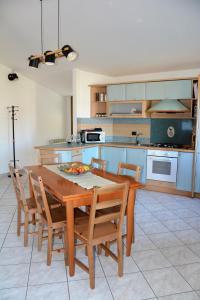 - une cuisine avec une table et des chaises en bois dans l'établissement A. F.antastic V.iew, à Costa Volpino