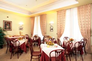 ein Restaurant mit Tischen und Stühlen in einem Zimmer in der Unterkunft Hotel Dina in Rom