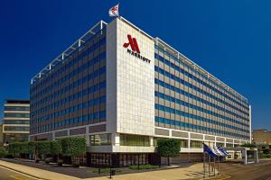 un gran edificio de oficinas con un edificio Kramer en Athens Marriott Hotel, en Atenas