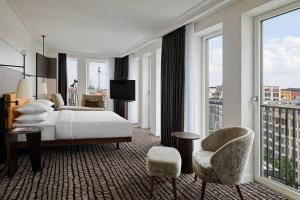 Un ou plusieurs lits dans un hébergement de l'établissement Berlin Marriott Hotel