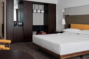 Un ou plusieurs lits dans un hébergement de l'établissement Berlin Marriott Hotel