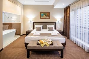 Rúm í herbergi á Taurus Hotel & SPA