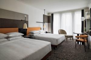 Un ou plusieurs lits dans un hébergement de l'établissement Berlin Marriott Hotel