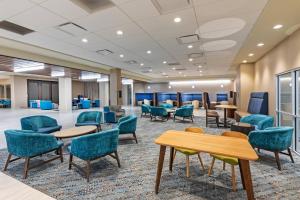 une salle de conférence avec des chaises, des tables et des chaises dans l'établissement Courtyard South Padre Island, à South Padre Island