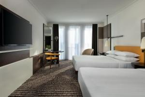 Un ou plusieurs lits dans un hébergement de l'établissement Berlin Marriott Hotel