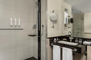 Salle de bains dans l'établissement Berlin Marriott Hotel