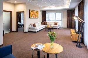 Зона вітальні в Taurus Hotel & SPA