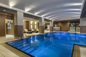Bazén v ubytování Berlin Marriott Hotel nebo v jeho okolí