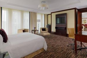Un ou plusieurs lits dans un hébergement de l'établissement Berlin Marriott Hotel
