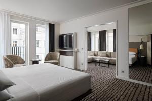 Télévision ou salle de divertissement dans l'établissement Berlin Marriott Hotel