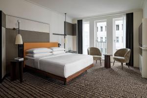 Un ou plusieurs lits dans un hébergement de l'établissement Berlin Marriott Hotel