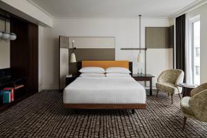Un ou plusieurs lits dans un hébergement de l'établissement Berlin Marriott Hotel
