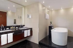 Salle de bains dans l'établissement Berlin Marriott Hotel