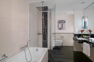 Salle de bains dans l'établissement Berlin Marriott Hotel