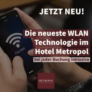 una persona sosteniendo un celular en su mano en Hotel Metropol, en Sankt Pölten