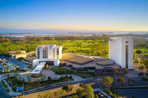 z góry widok na miasto z budynkiem w obiekcie VEA Newport Beach, a Marriott Resort & Spa w mieście Newport Beach