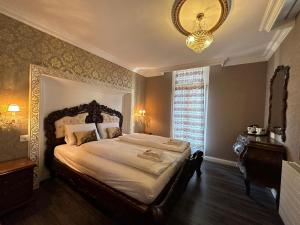 Rúm í herbergi á Historisches Hotel Bären