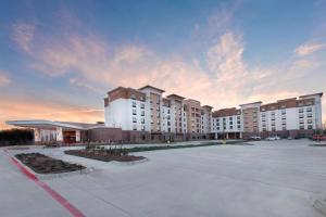 duży budynek z parkingiem przed nim w obiekcie Courtyard by Marriott Dallas DFW Airport North/Grapevine w mieście Grapevine