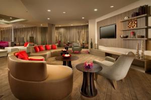 uma sala de estar com sofás e cadeiras e uma televisão em Courtyard by Marriott Dallas DFW Airport North/Grapevine em Grapevine
