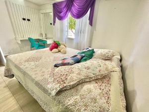 Un dormitorio con una cama con dos ositos de peluche. en Casa em Foz do Iguaçu, com piscina e churrasqueira, en Foz do Iguaçu